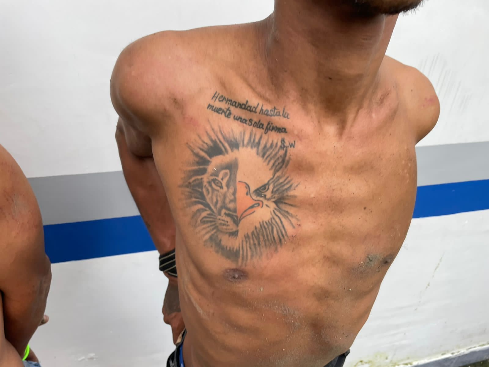 Foto 10 detenido con tatuaje Crédito X FFAAECUADOR