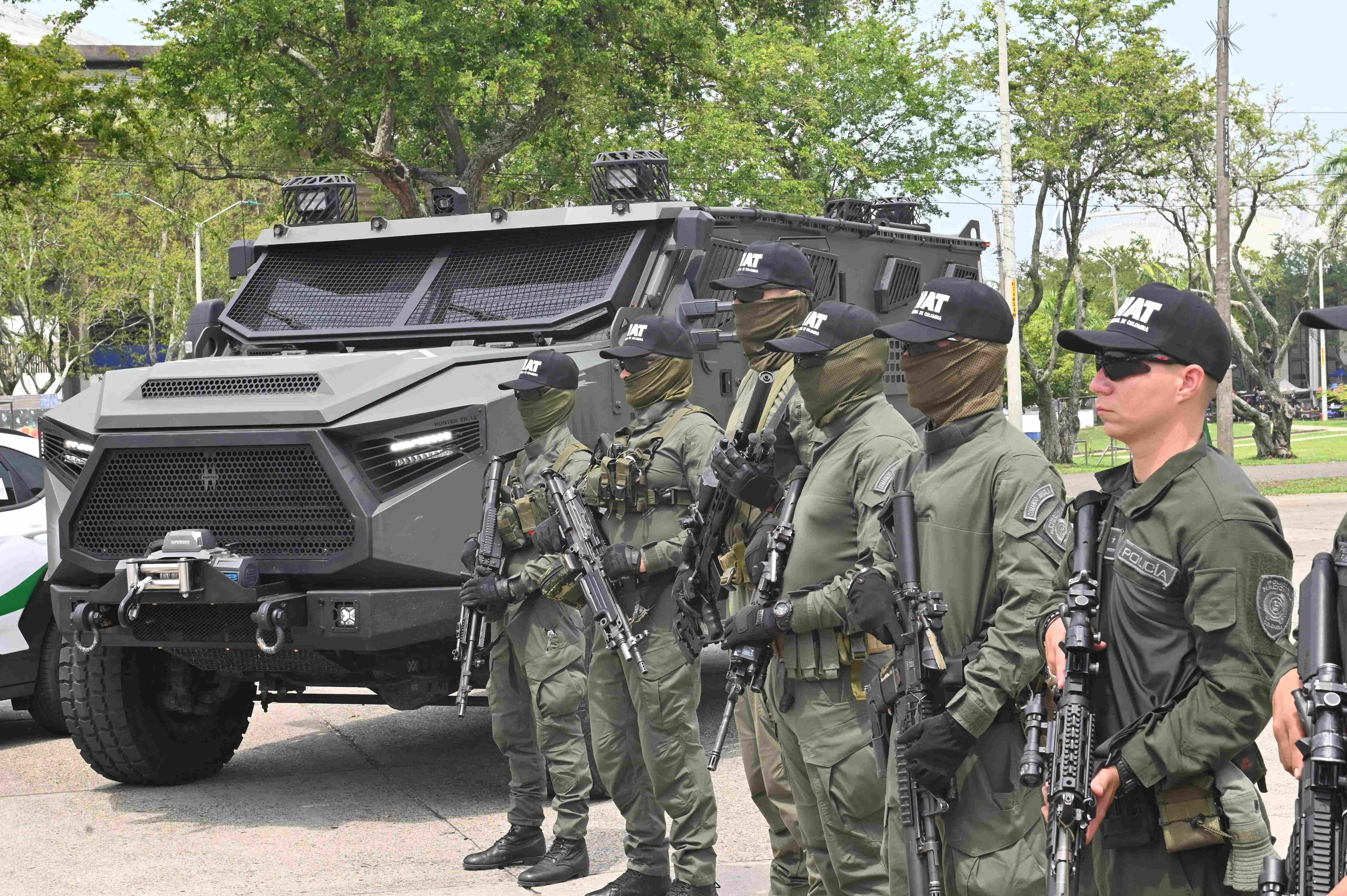 Militares y Policias Patrullan Cali