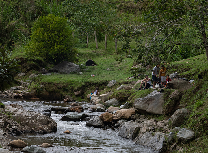 Personas haciendo sancocho alrededor de la quebrada Doña María en la vereda El Salado