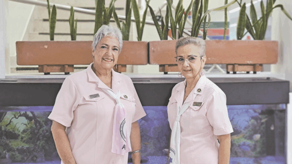 Lucero Gutiérrez y Amparo Martínez son integrantes del equipo de voluntarias que trabaja en el Instituto Neurológico de Colombia. Fotografía: Juan Esteban Cabrera Quintero.