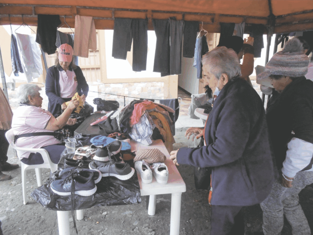 El ropero comunitario es una de las estrategias que utilizan las voluntarias para conseguir recursos que permitan el funcionamiento del grupo. Fotografía: cortesía.