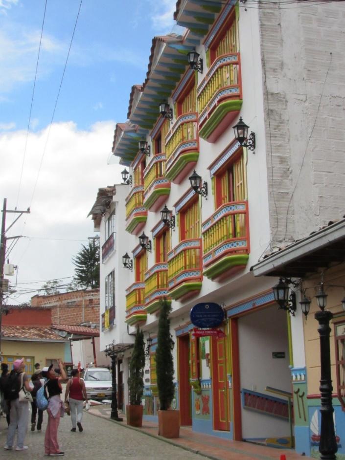 Fachada en Guatapé. Personas caminan frente a él.