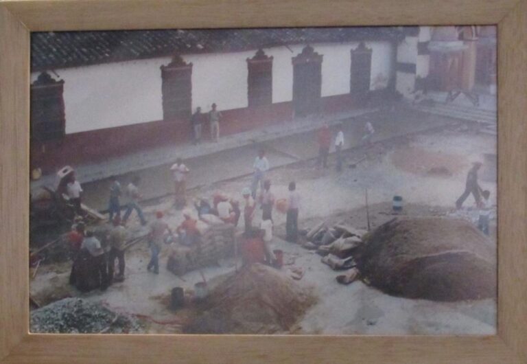 Varias personas trabajan en la pavimentación de Guatapé