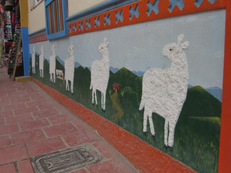 Fotografía en la que se ve el zócalo en honor al original del cordero.
