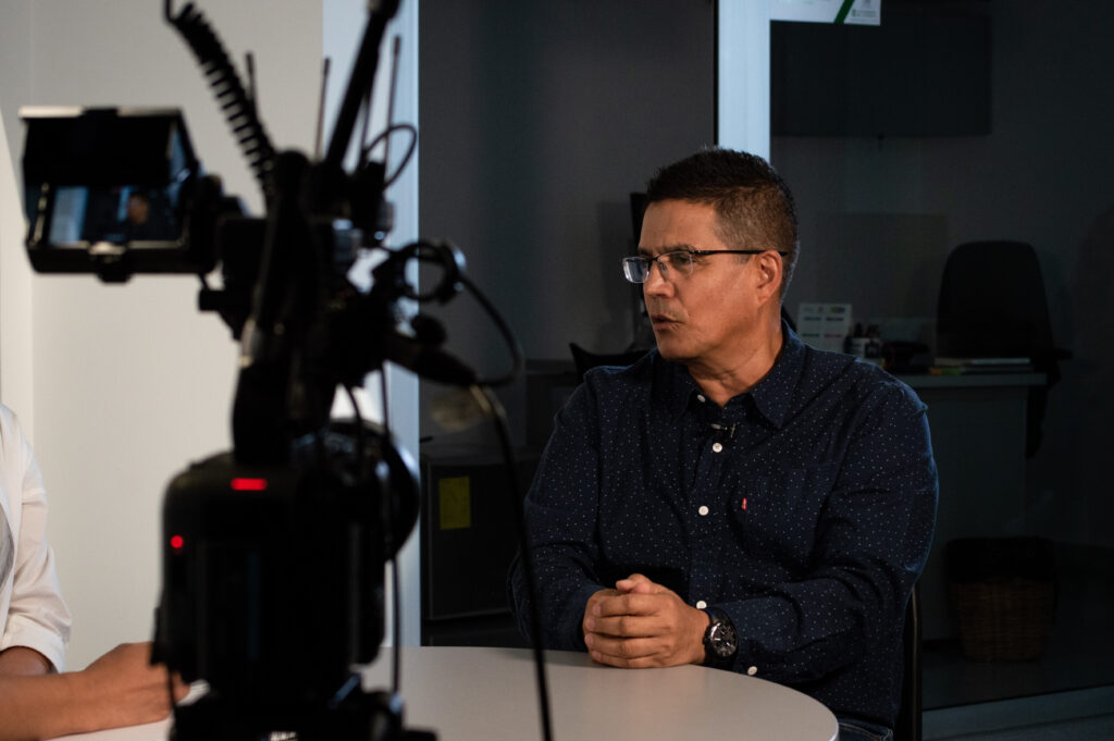 El rector John Jairo Arboleda en el 10|12 Lab, donde se grabó la entrevista. Allí anunció propuestas sobre la duración del período de la rectoría. Foto: Juliana Restrepo Santamaría.