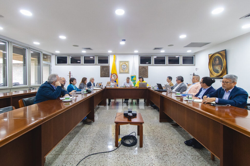 Foto2. Los integrantes del CSU en la sesión en la que designaron al rector Arboleda. A diferencia de la sesión anterior, que fue en la UdeA, esta se hizo en la Gobernación. Foto: Dirección de Comunicaciones UdeA / Alejandra Uribe Fernández.
