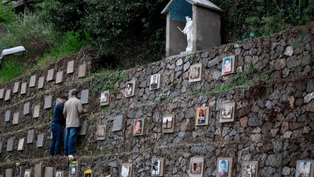 Dos personas conversan frente al Memorial de las Ausencias