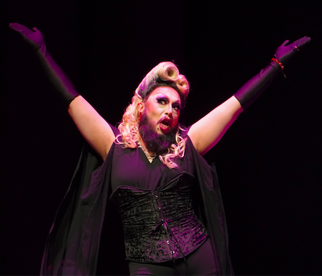 Bruna sigue en construcción, sobre todo en su parte estética. Laika Virgin le presta algunos vestidos mientras ella encuentra unos que se adapten a su esencia.