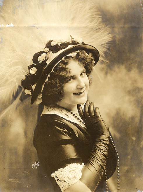 Julian Eltinge, actor de teatro y cine estadounidense, conocido sobre todo por sus transformaciones de mujer. Foto recuperada de https://legacyprojectchicago.org/person/julian-eltinge 