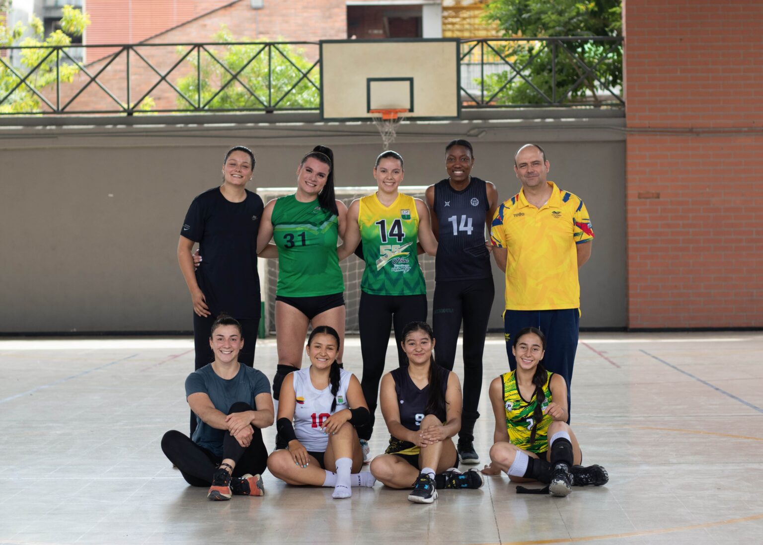 Algunas integrantes del equipo femenino de voleibol del Politécnico Colombiano Jaime Isaza Cadavid, y su entrenador. Foto: Camila García Patiño.