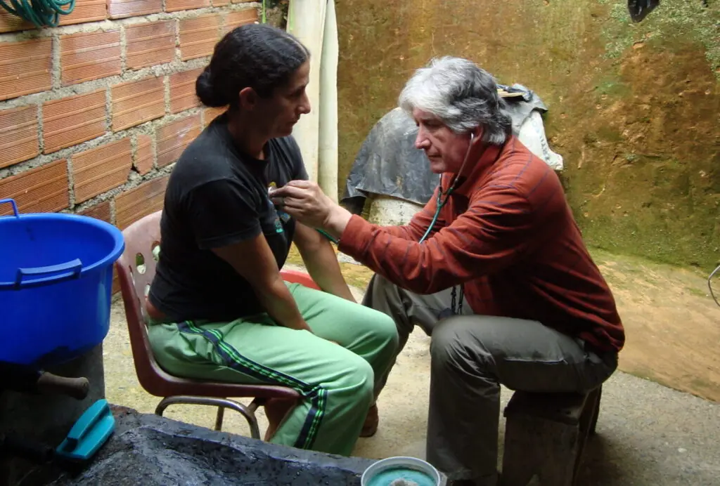 El médico Francisco Lopera en el 2008 en una visita a una familia parte de su investigación. Foto: Cortesía del Grupo de Neurociencias de Antioquia de la UdeA.