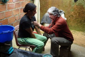 El médico Francisco Lopera en el 2008 en una visita a una familia parte de su investigación. Foto: Cortesía del Grupo de Neurociencias de Antioquia de la UdeA.