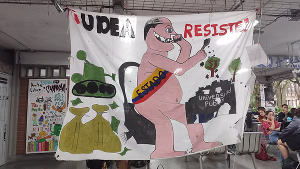 Tela alusiva a la crisis de austeridad en el bloque 9