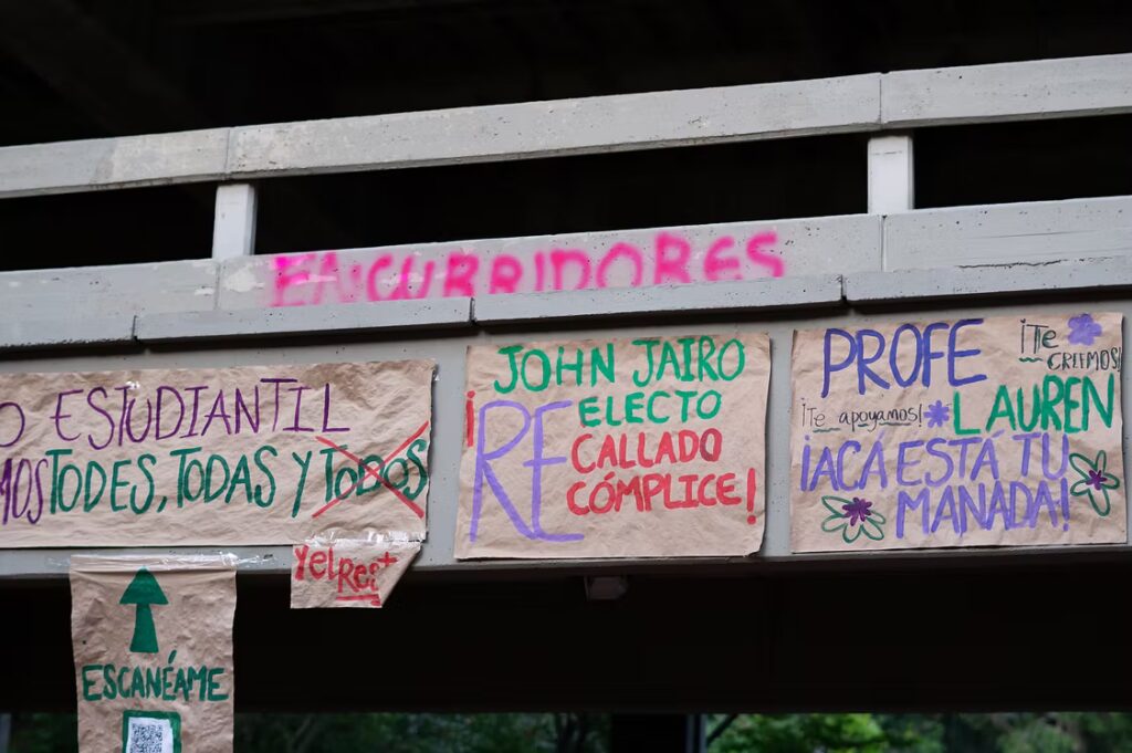 Carteles denunciando violencias basadas en género en la UdeA
