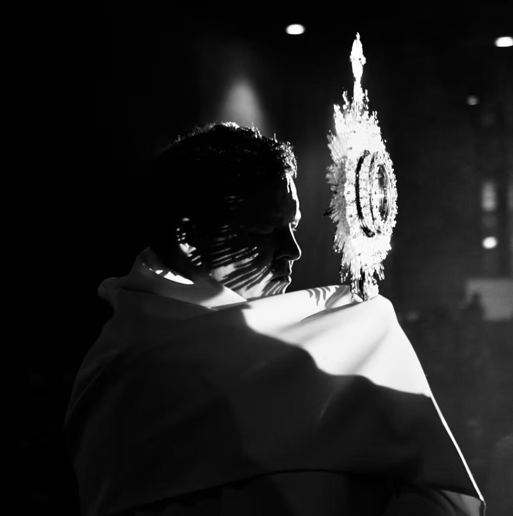 Y el verbo se hizo carne… y la carne se ofreció. Foto: Eric Mok / Unsplash.