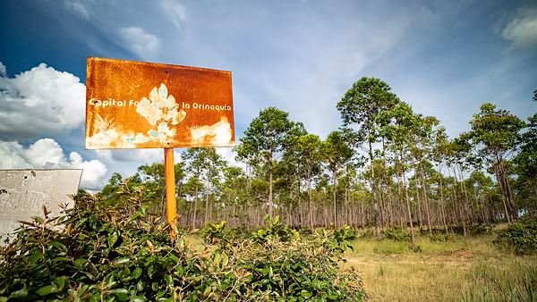 Cartel abandonado a las afueras de La Venturosa que la rebautizaba como “Ciudad Ventura, capital forestal de la Orinoquía”. Foto: Jorge Luis Rocha