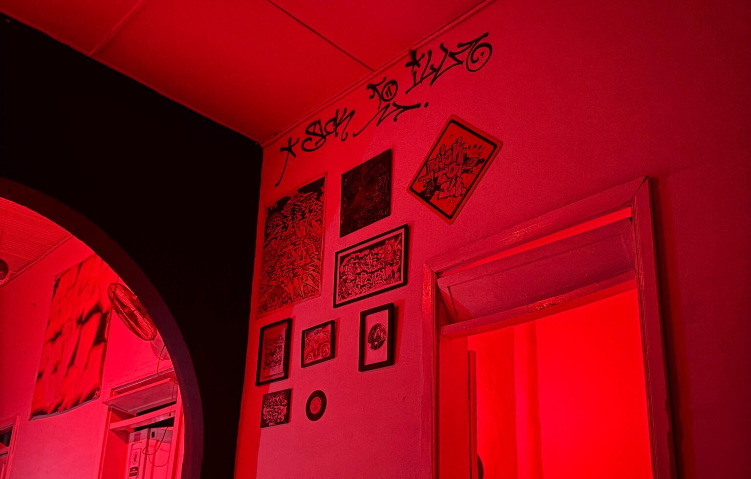 En las paredes de Locación Secreta está impreso lo que es Sick To Ill: hip hop. Foto: Pablo Giraldo Vélez.