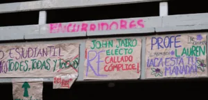 Carteles en el bloque de la rectoría de la UdeA durante la crisis por VBG de 2024. Foto: Daniel Gómez