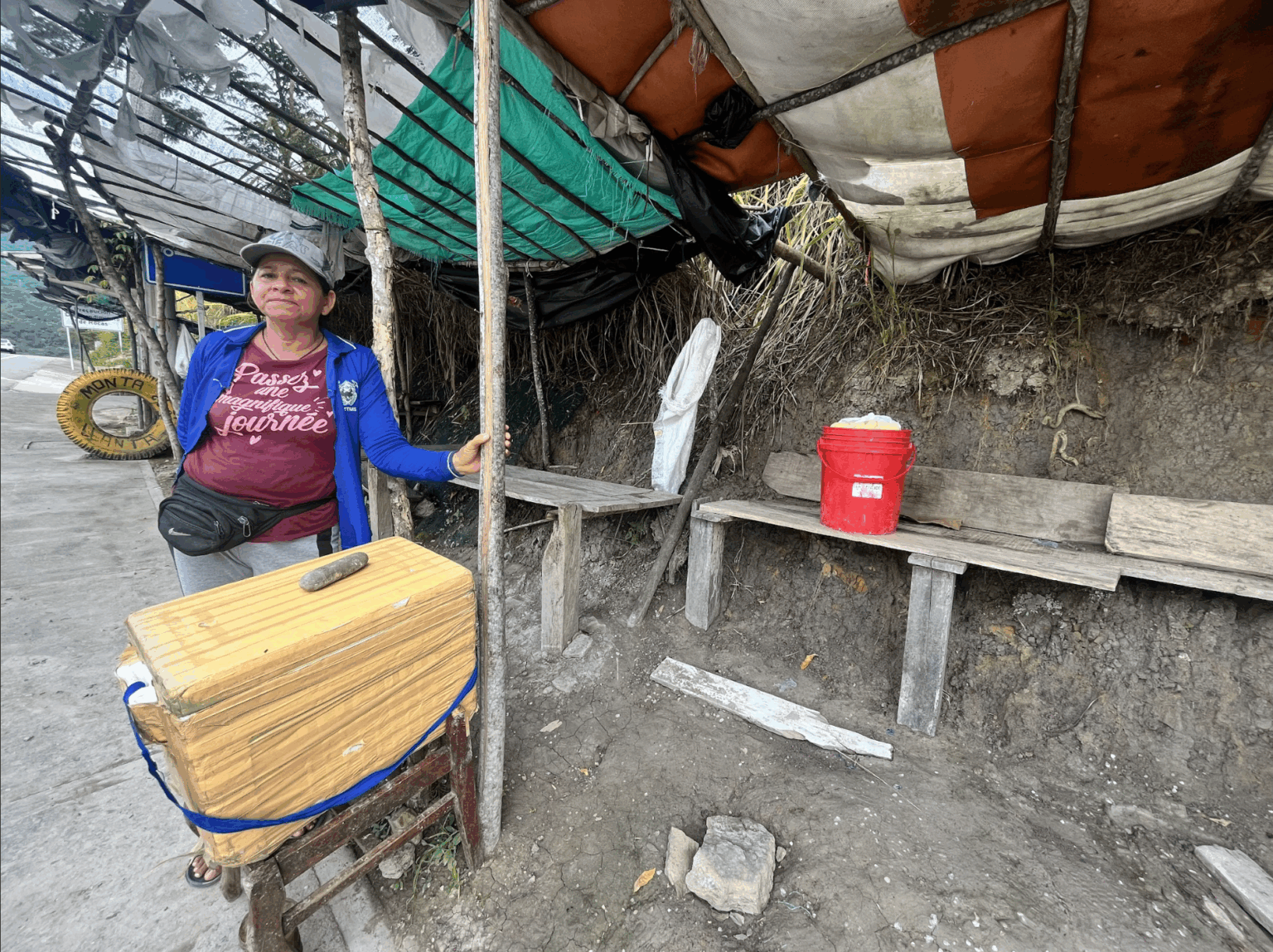 Para Clara Inés Ferrer cada vez es más difícil vivir de vender pescado a la orilla de la carretera, frente al corregimiento de La Playa, en el municipio de Betulia, donde comenzó la construcción de Hidrosogamoso. Foto: Laila Abu Shihab Vergara.