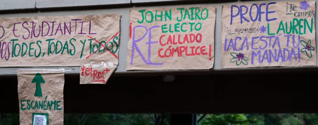 Carteles en el bloque 16 de la Universidad de Antioquia durante la crisis de violencias basadas en género de 2024