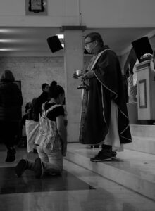 El padre Álvaro Murillo dando la comunión en una de sus misas