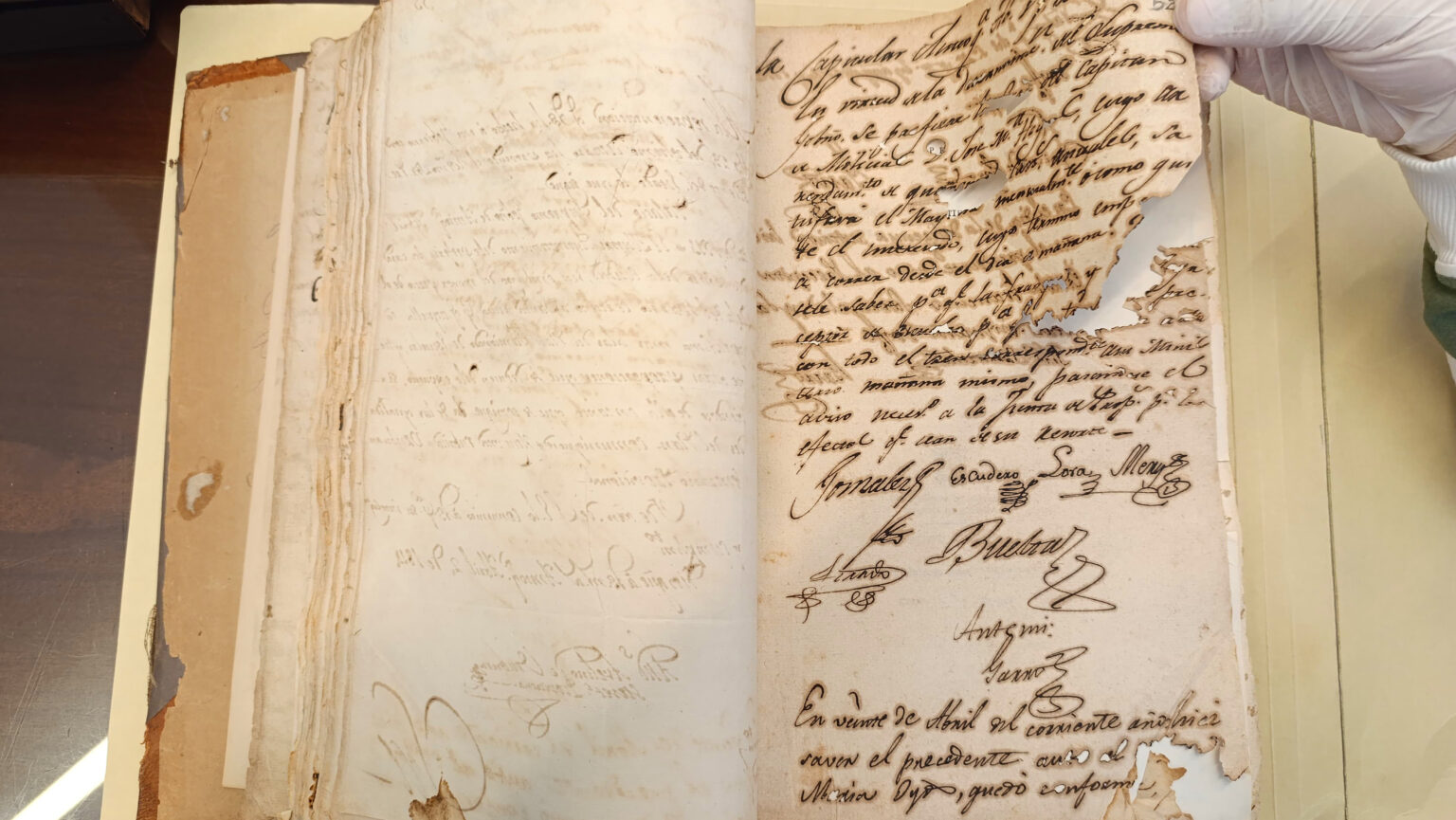 Dentro de los 20 millones de documentos del AHA, algunos están en este estado. Foto: Gisele Tobón Arcila.