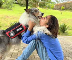 Fotografía de Laura con perro de servicio
