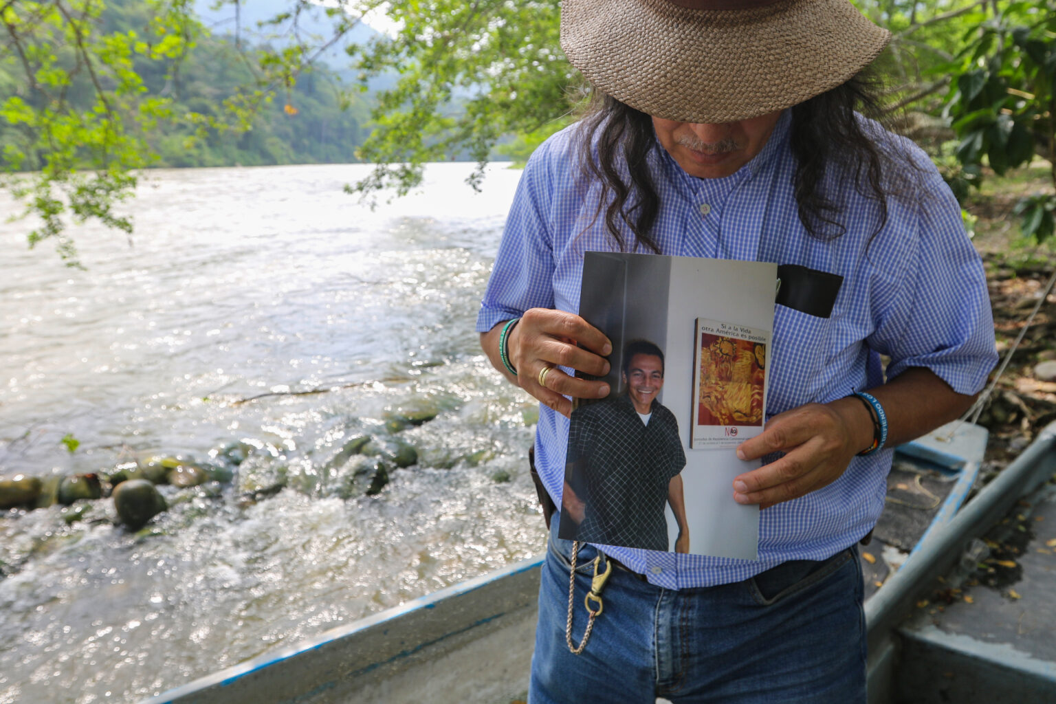 Mauricio Meza, uno de los amigos más cercanos de Miguel Ángel Pabón, sostiene una foto del líder desaparecido en octubre de 2012. Foto: Jaime Moreno Vargas.
