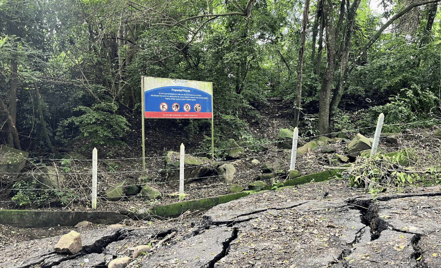 En el recorrido alrededor del corregimiento de La Playa para ver las grietas de las vías que rodean el embalse aparecen varios avisos de Isagen que advierten que el terreno tras el alambre de púas es propiedad privada. Foto: Laila Abu Shihab Vergara.