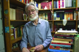 Augusto Bedoya, librero de Pigmalión, que se dedica hace más de 55 años a este oficio