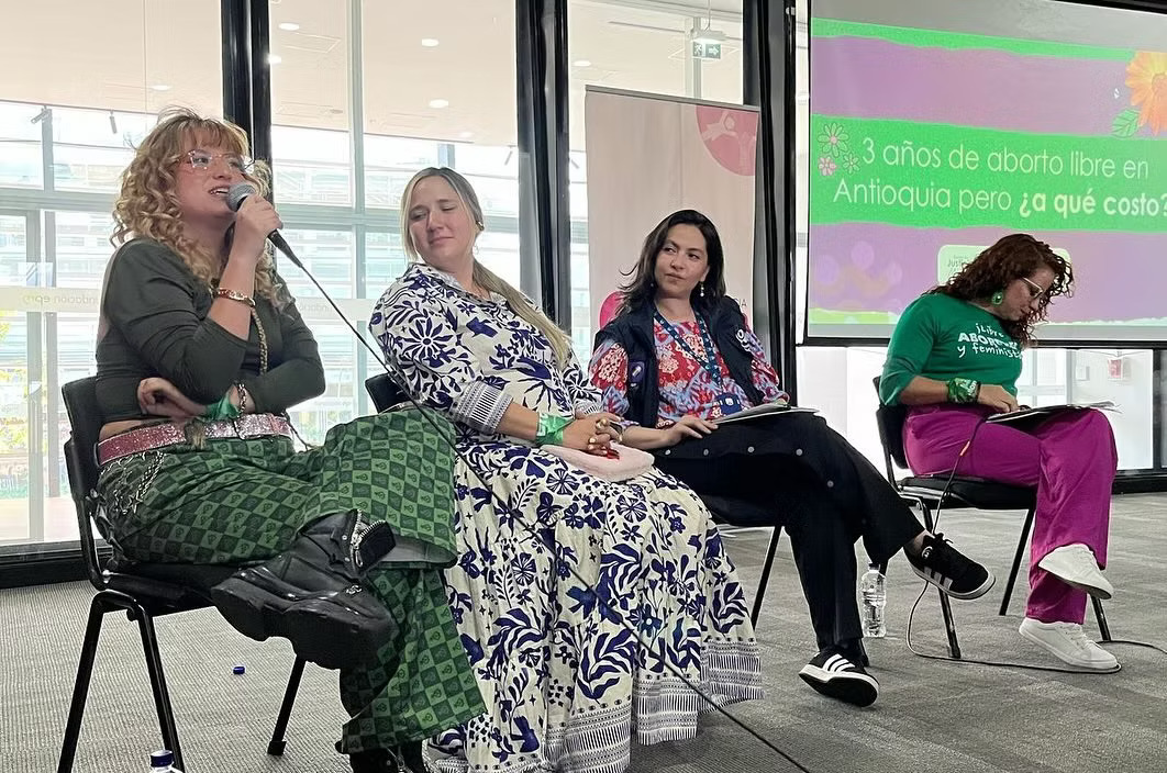 Laura Gutierres Acuña, Natalia Acevedo Guerrero, Lisa Gomez Camaro y Juliet Gómez Osorio en el conversatio "Derecho al aborto, entre discursos de odio y fundamentación", realizado en Medellín luego de la presentación de los informes de Justicia Mujer y Jacarandas. Foto: Jacarandas.
