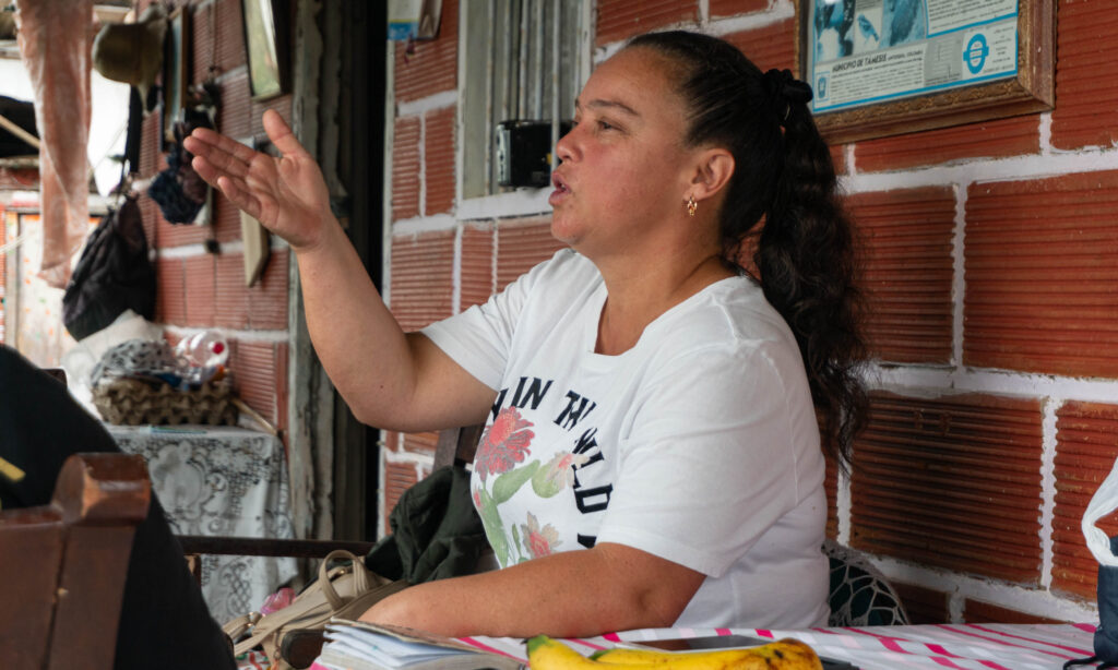 Manos que siembran alimentos y resistencia. Foto: Daniel Esteban Gómez Penagos.