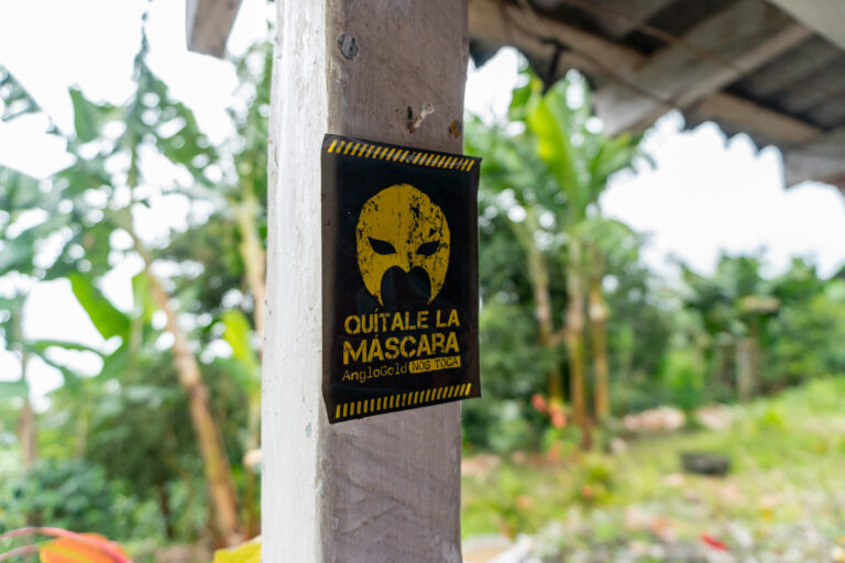 La Red de Territorios Afectados por AngloGold Ashanti adelanta la campaña “Quítale la máscara a AngloGold” como una forma de hacerle frente a la megaminería. Foto: Daniel Gómez.