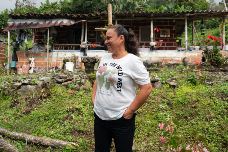 Saira Ramírez es campesina. Produce café y frutas, que hacen parte de la base de la economía del corregimiento San Pablo. Foto: Daniel Gómez.