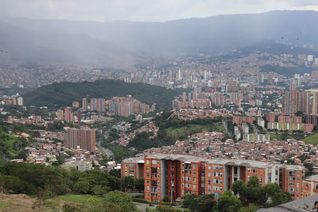 Viviendas que no alcanzan y techos que no protegen: el reto de vivir en Robledo.