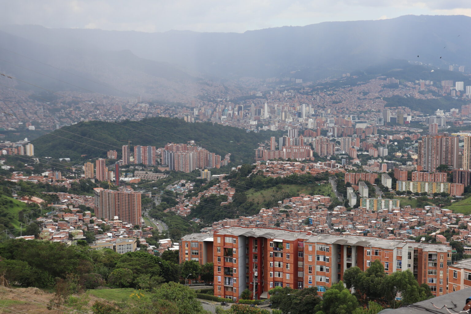 Viviendas que no alcanzan y techos que no protegen: el reto de vivir en Robledo.