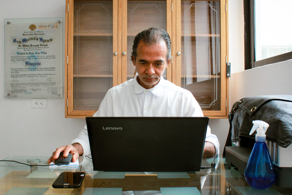 Gilberto escribiendo en portátil