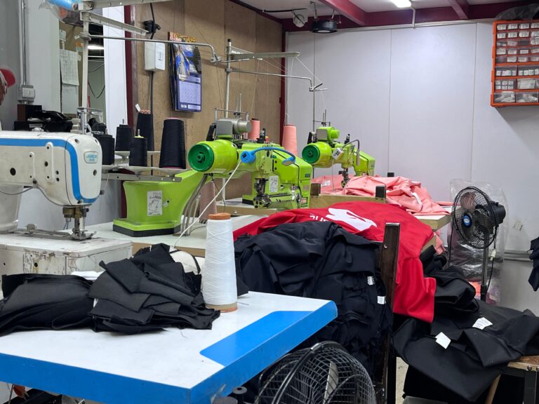 En un taller de confección, hay cuatro máquinas de coser y varias prendas