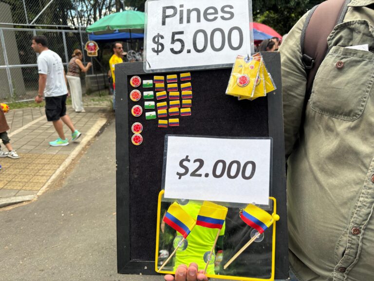 Hombre vende pines a $5.000 y banderas de Colombia a $2.000 a las afueras del Politécnico Jaime Isaza Cadavid.