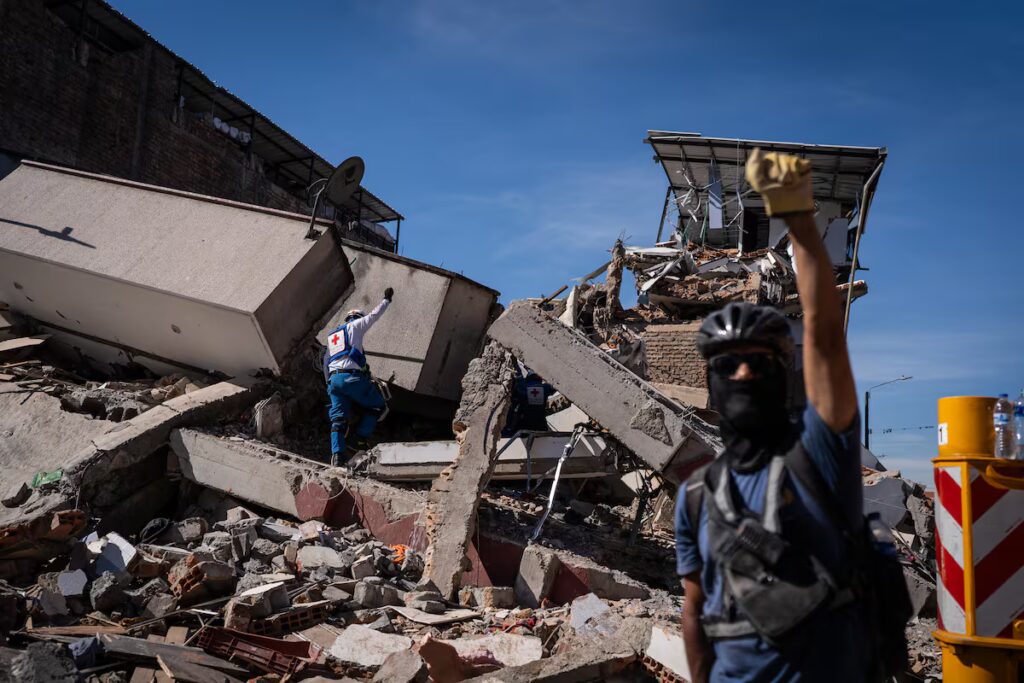 Dos rescatistas en un edificio de Pereira. Foto: Chelo Camacho / El País.