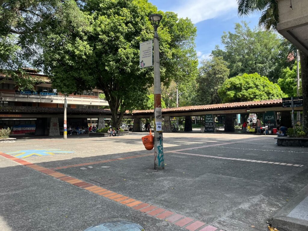 Plazoleta Barrientos de la UdeA a las 2:45 de la tarde, el 14 de septiembre de 2026.